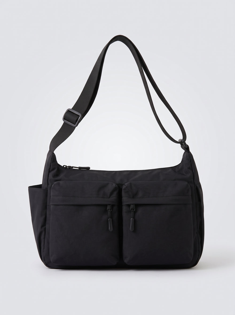 Bolso negro de hombro con dos bolsillos delanteros de cremallera