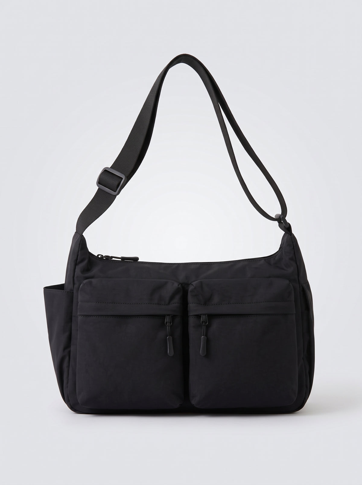 Bolso negro de hombro con dos bolsillos delanteros de cremallera