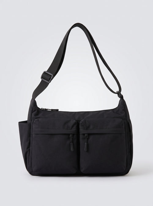 Bolso negro de hombro con dos bolsillos delanteros de cremallera