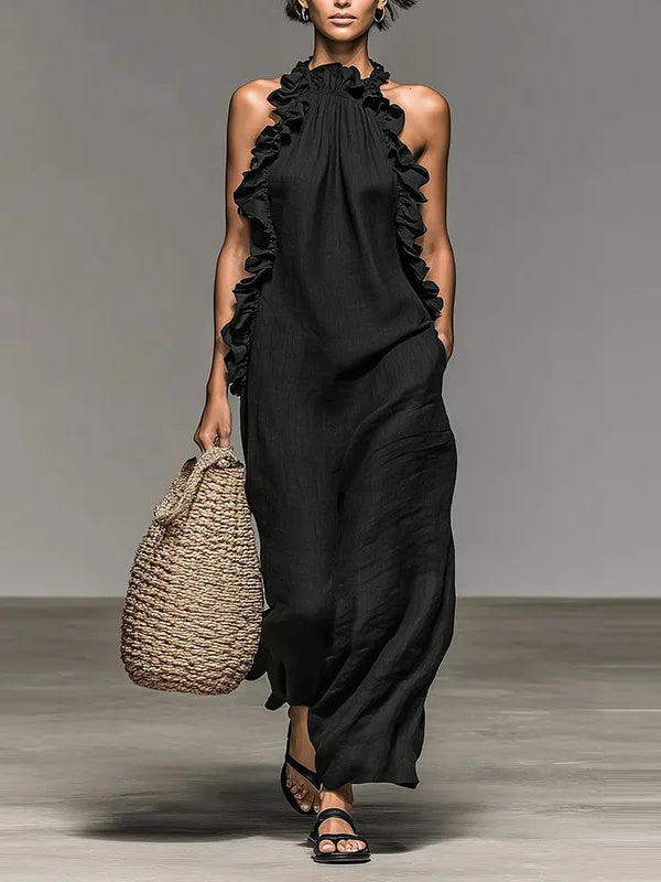 Vestido largo Elia en negro, de cuello halter y con volantes laterales, visto de frente
