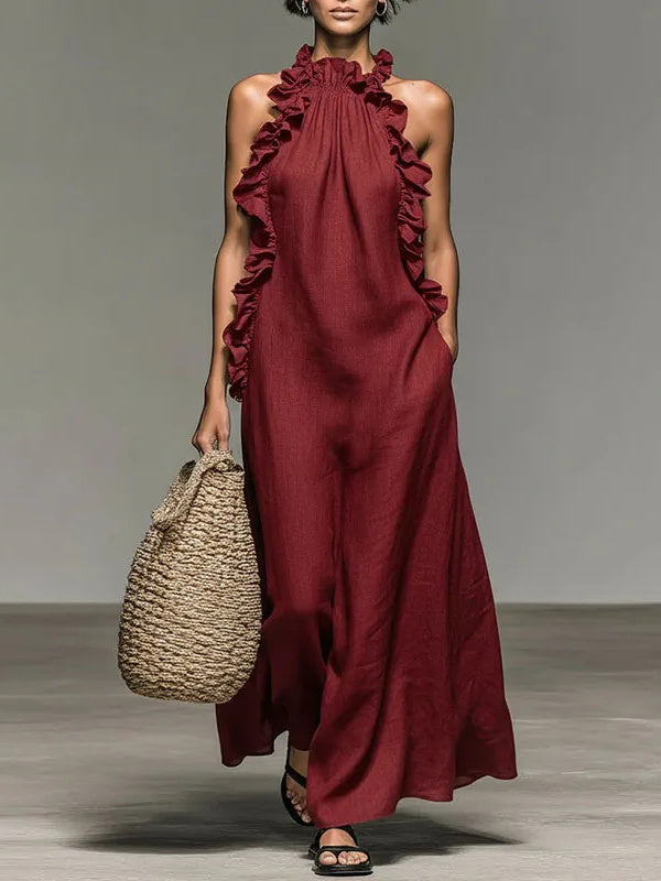 Vestido largo Elia en burdeos, de cuello halter y con volantes laterales, visto de frente