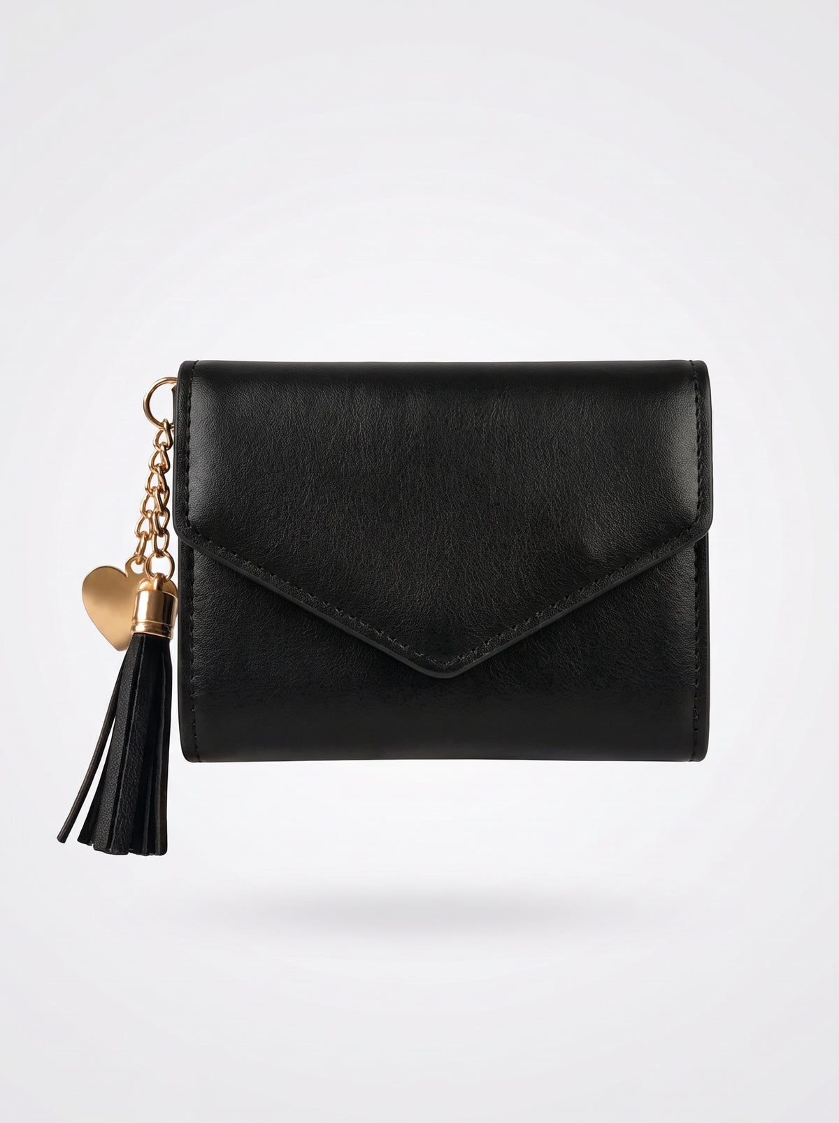 Mini cartera negra de solapa con borla y corazón dorado