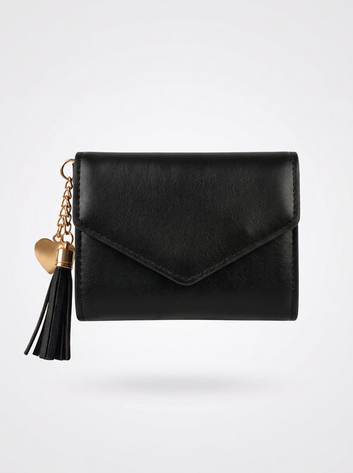 Mini cartera negra de solapa con borla y corazón dorado
