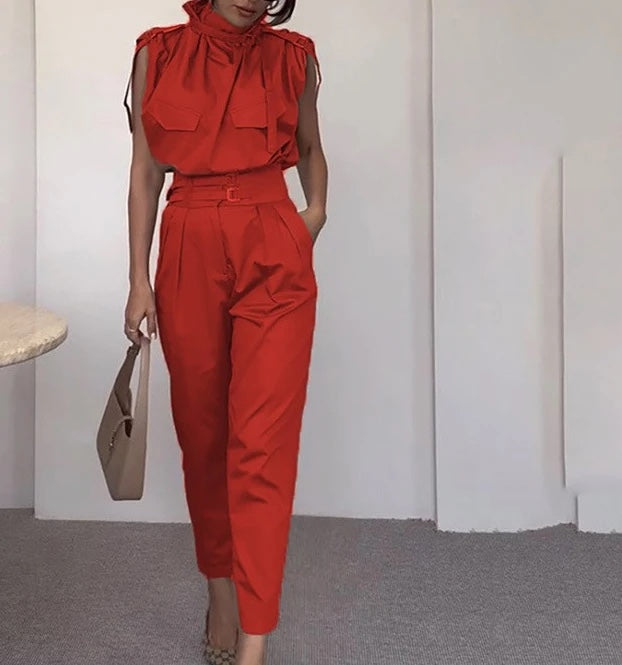 Conjunto rojo de cuello alto sin mangas con pantalón de pinzas y cinturón