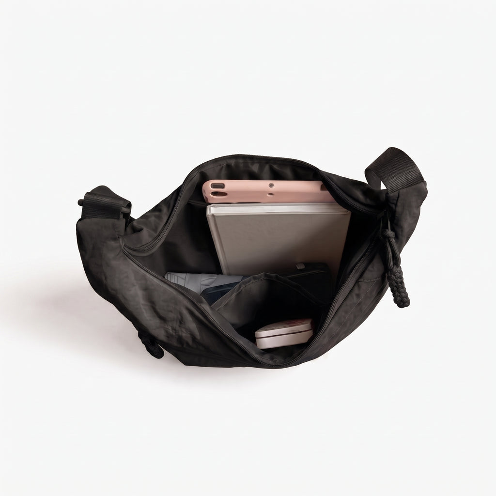 Interior del bolso Nara con sus dos bolsillos, un móvil y una tablet dentro