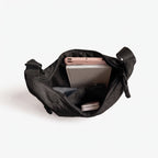 Interior del bolso Nara con sus dos bolsillos, un móvil y una tablet dentro