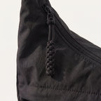 Detalle de la cremallera del bolso Nara con su tirador de cordón trenzado