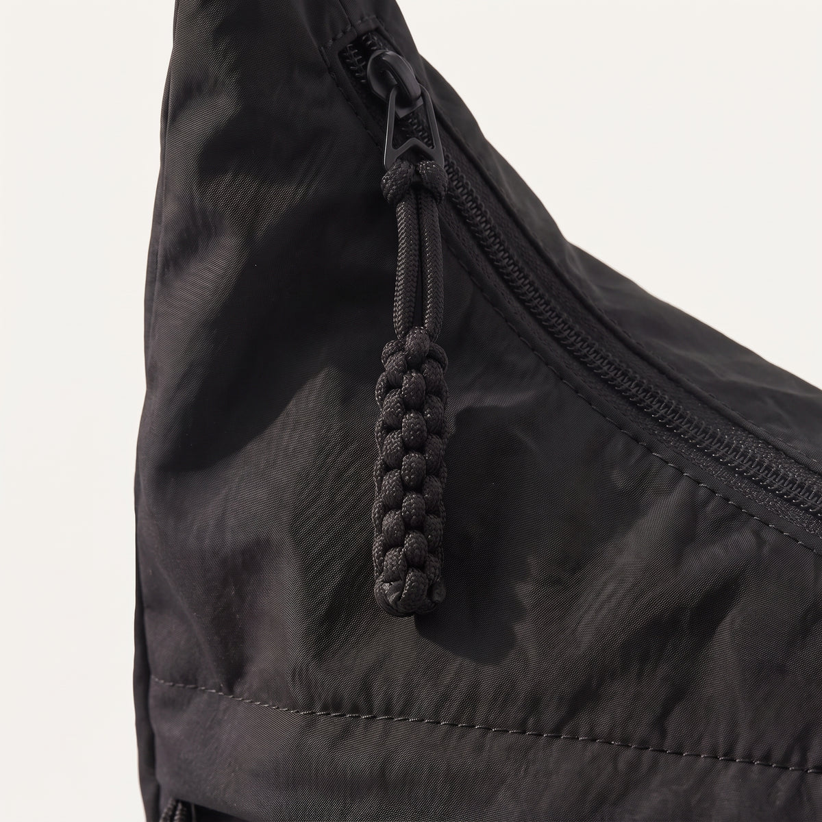 Detalle de la cremallera del bolso Nara con su tirador de cordón trenzado