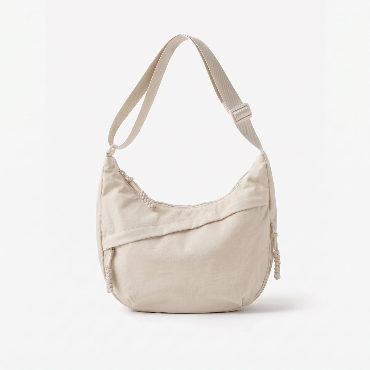 Bolso Nara en blanco crema visto de frente, con la correa ancha regulable