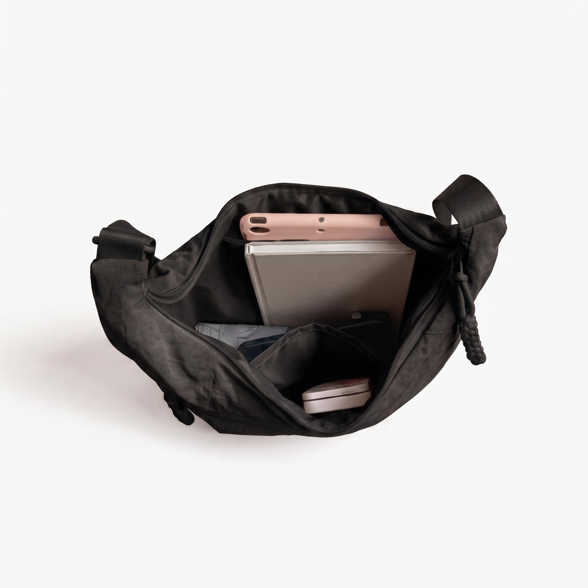 Interior del bolso Nara con sus dos bolsillos, un móvil y una tablet dentro