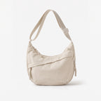Bolso Nara en blanco crema visto de frente, con la correa ancha regulable
