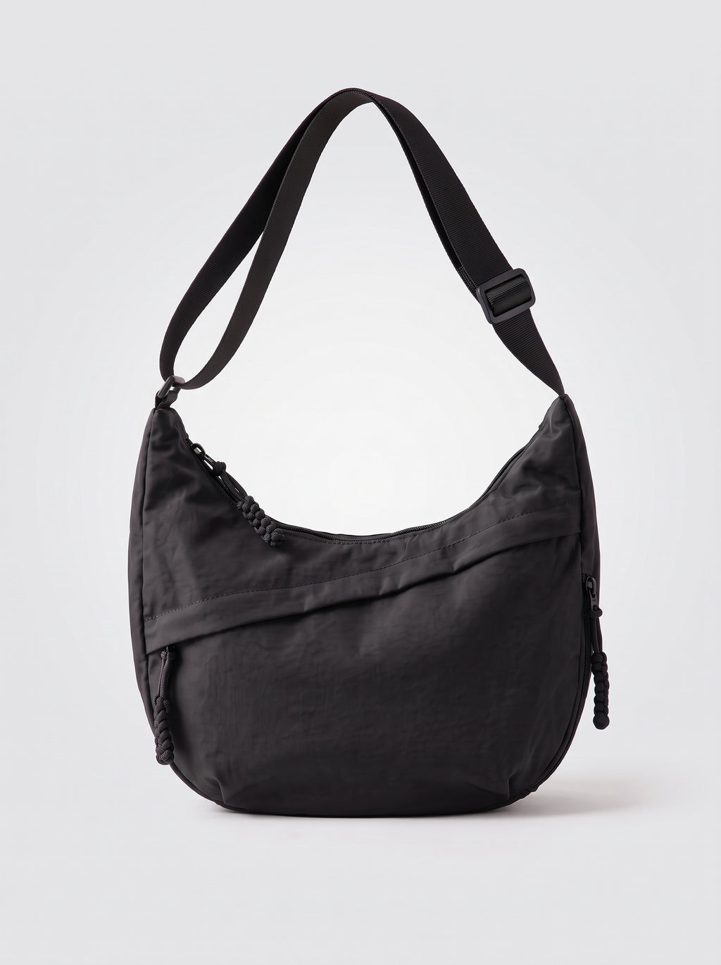 Bolso Nara negro sobre fondo blanco