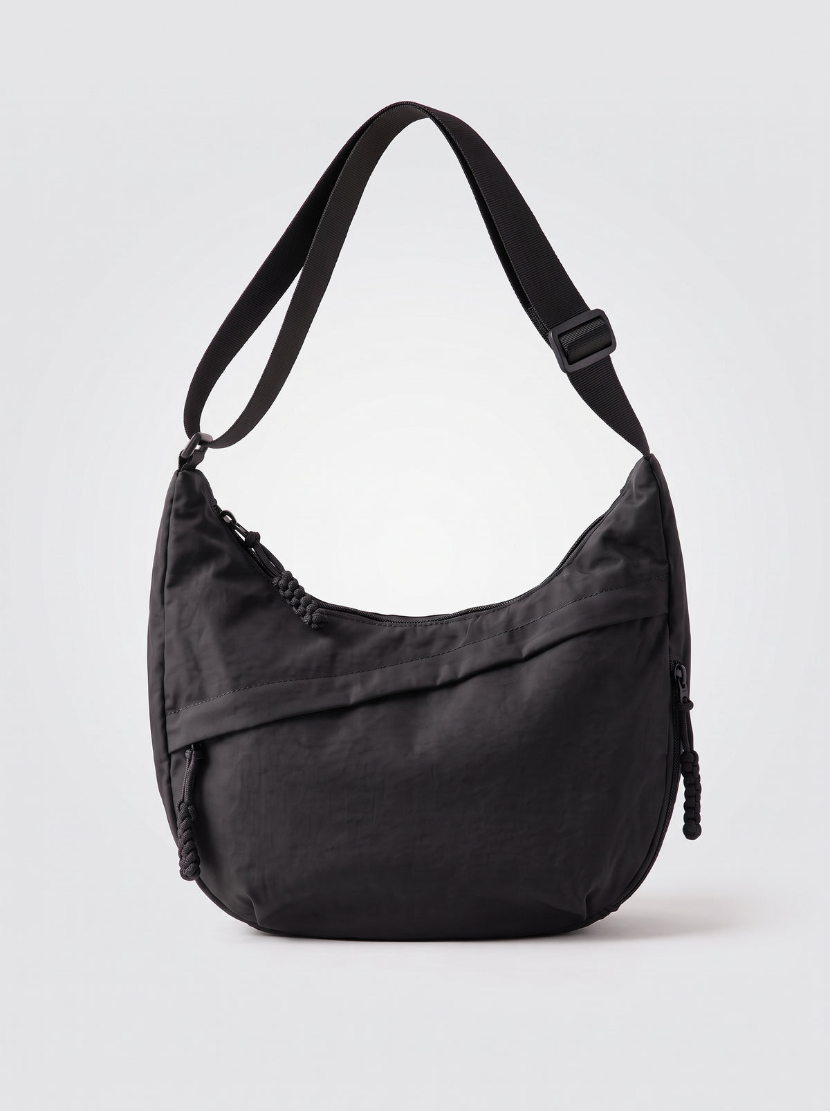 Bolso Nara negro sobre fondo blanco