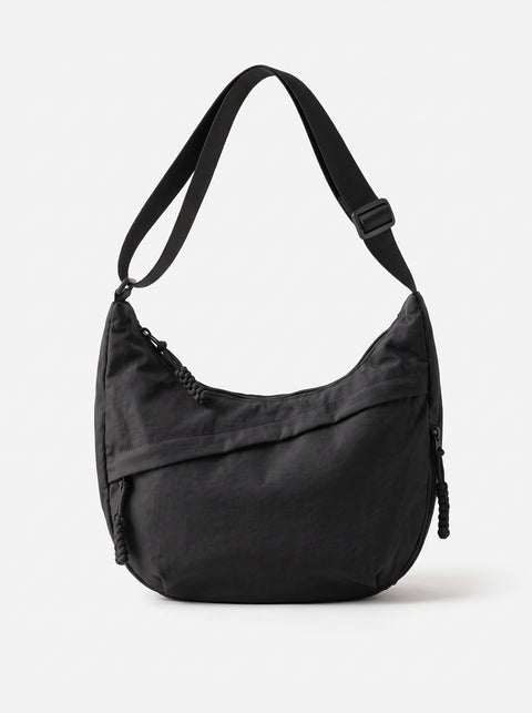 Bolso Nara negro sobre fondo blanco