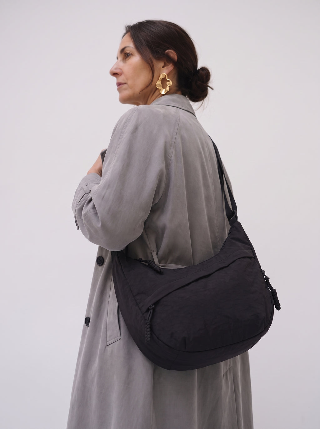 Mujer de perfil con el bolso Nara negro al hombro