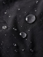 Gotas de agua sobre el tejido negro del bolso Nara