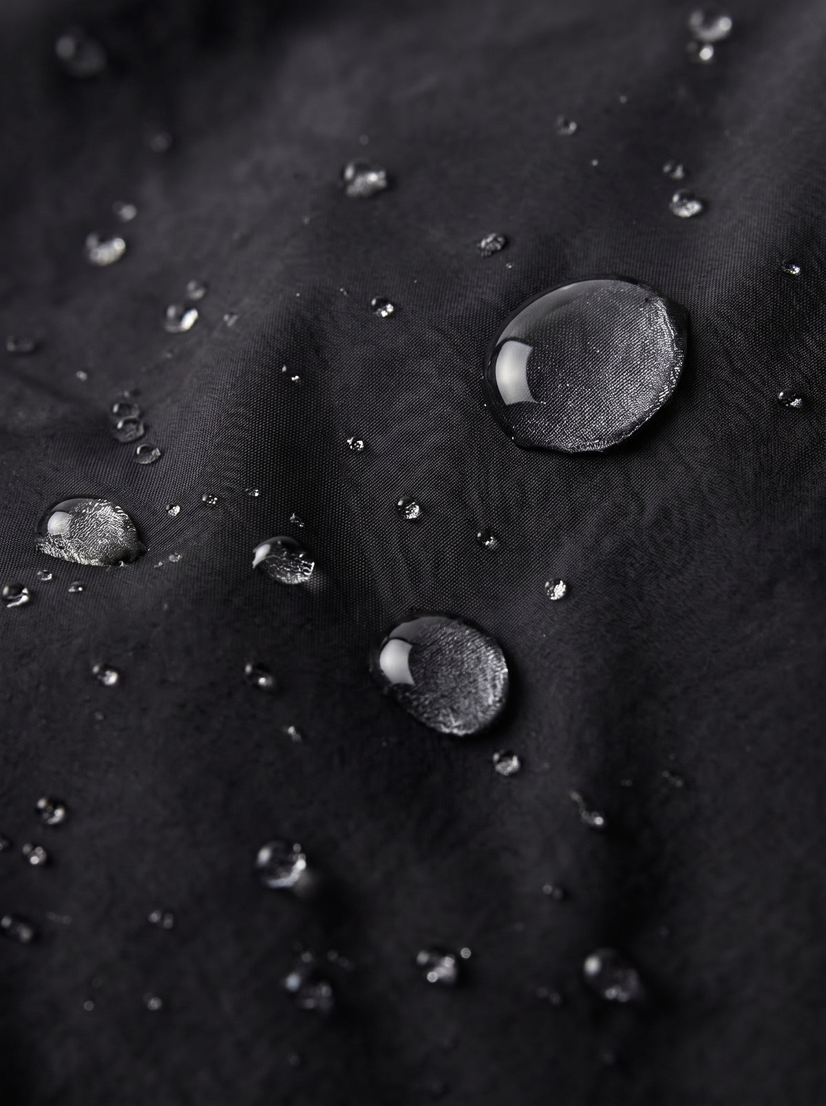 Gotas de agua sobre el tejido negro del bolso Nara