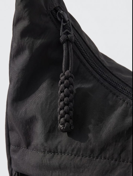 Detalle de la cremallera y el tirador trenzado del bolso Nara