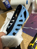 Sandalia deportiva azul y negra con recortes