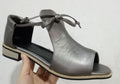 Sandalia abierta gris oscuro con cordón y lazada