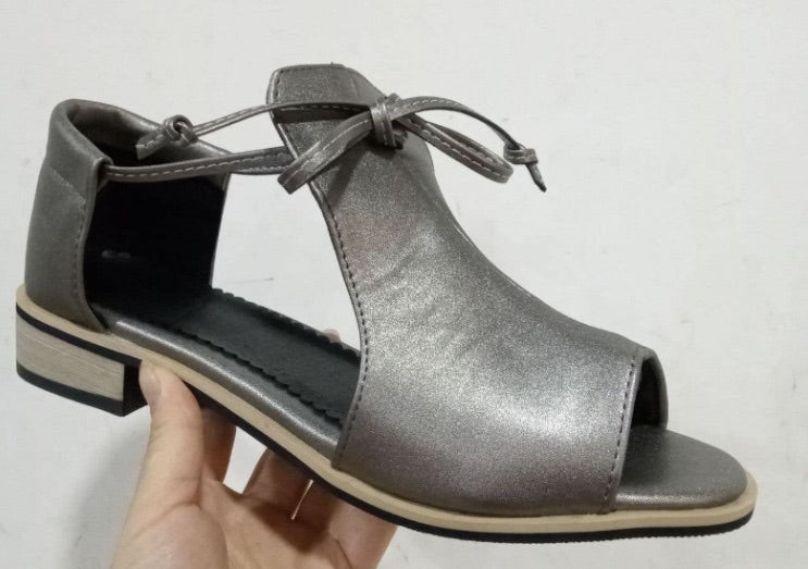 Sandalia abierta gris oscuro con cordón y lazada