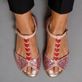 Sandalia rosa en T con brillos y corazones rojos