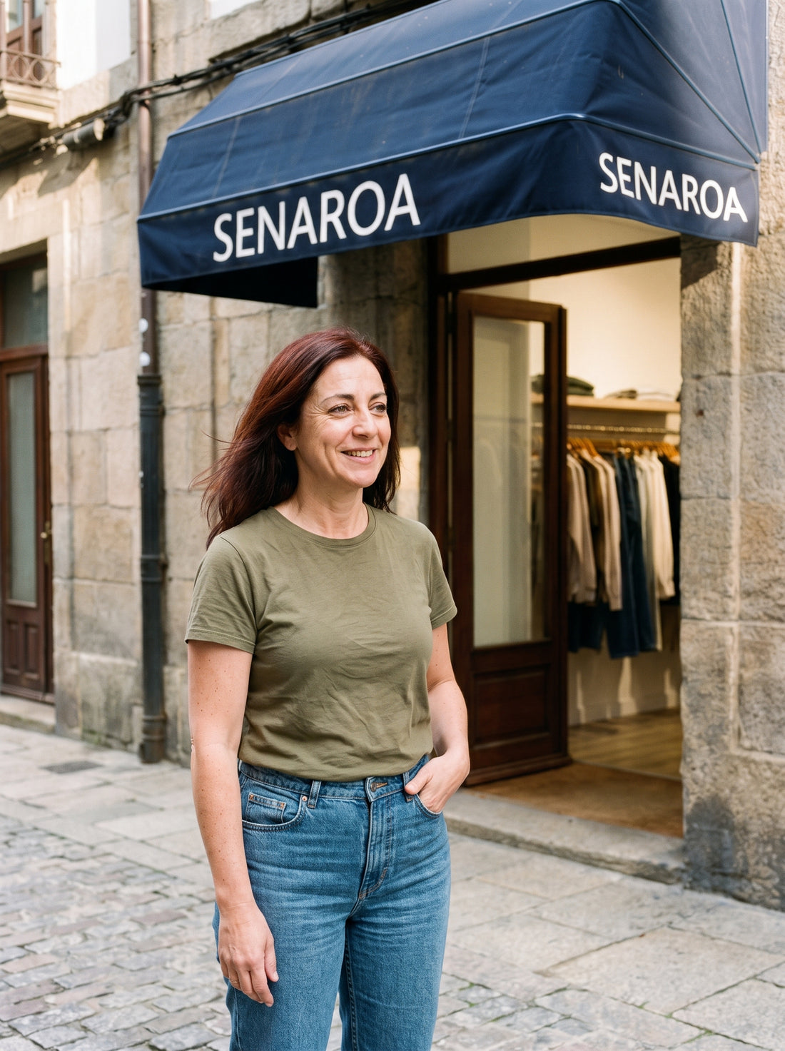 Sena Roa, fundadora de Senaroa, delante de su tienda
