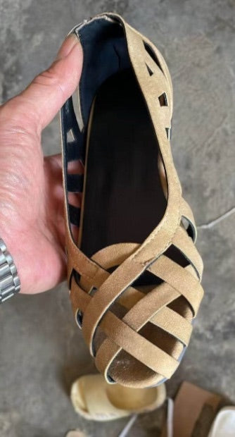 Zapato plano cerrado de tiras trenzadas en nude
